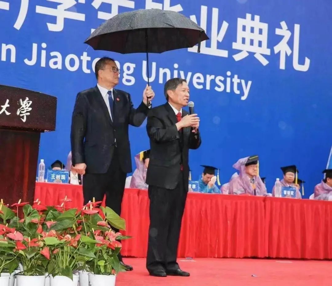 雨中演讲的“网红校长”：被美国拉黑，我很自豪